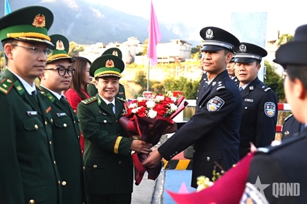 Vietnamese and Chinese units strengthen friendship exchanges
